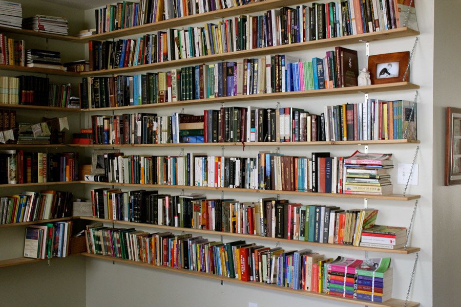 جدار كامل من الكتب المصفوفة