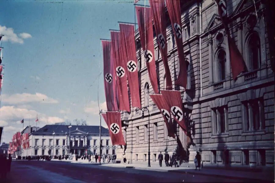 صلبان معقوفة نازية تزين المباني الحكومية في ألمانيا، برلين سنة 1937