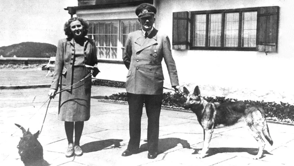 أدولف هتلر وزوجته وكلبيهما
