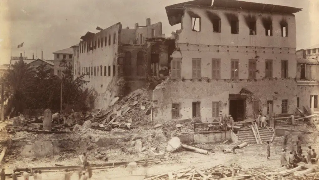 صورة قصر السلطان في (زنجيبار) بعد تدميره من قبل القوات البريطانية خلال الحرب الأنغلو-زنجيبارية في سنة 1896.