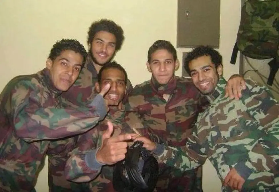 محمد صلاح زمن أدائه الخدمة العسكرية في صورة مع زملائه في الجيش المصري.