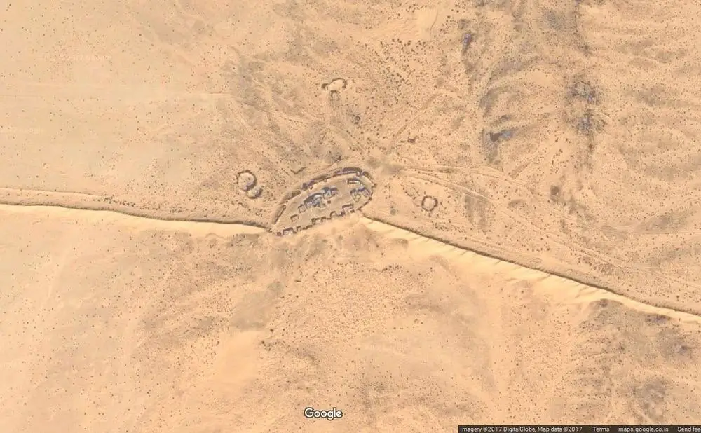 صورة ملتقطة بواسطة الأقمار الصناعية تبرز الجدار المغربي بالإضافة إلى حصن موجود في المنطقة.