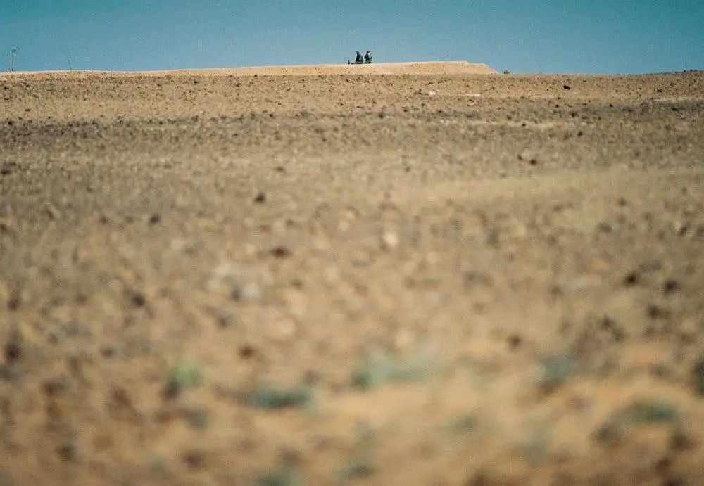 جنود مغربيون يشرفون على حراسة وصيانة الجدار العسكري المغربي الصحراوي