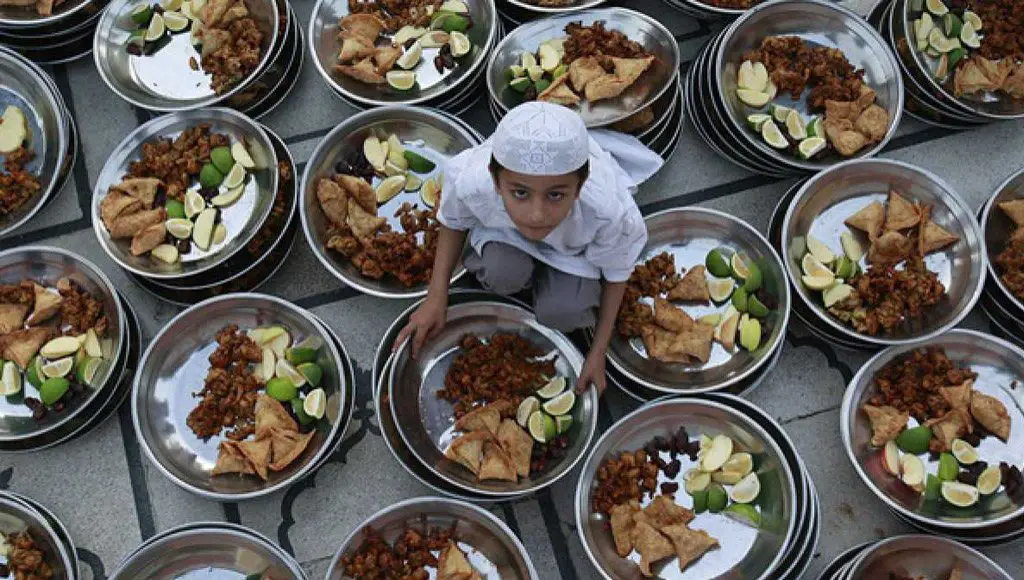 صبي يحضر وجبات إفطار الصائمين في رمضان