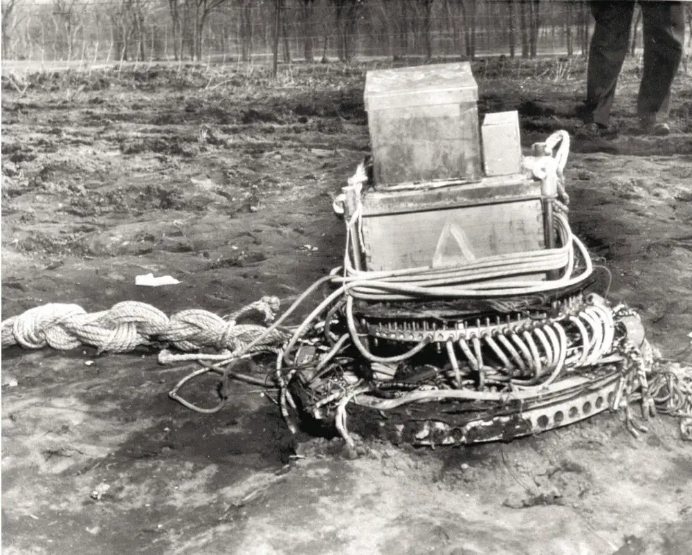 بقايا منطاد نار انفجر بالقرب من مزرعة في (شمال داكوتا) في أغسطس سنة 1945.