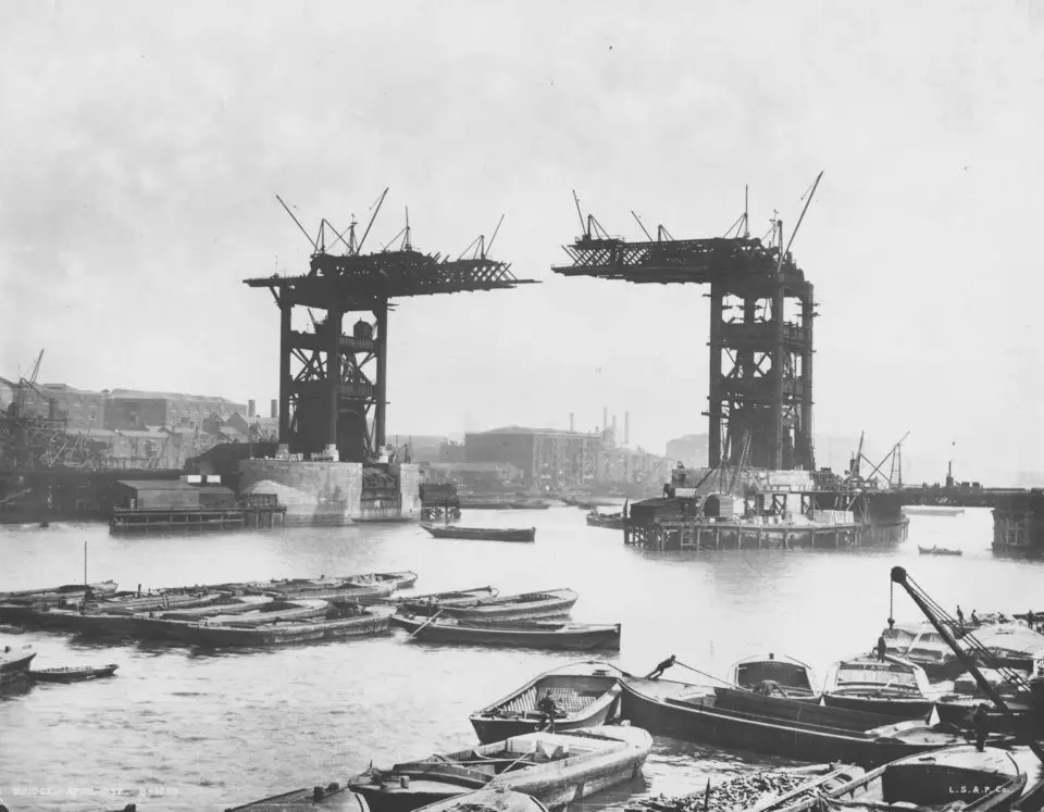 صورة لعملية بناء جسر البرج التي استغرقت 8 سنوات من تاريخ 1886.