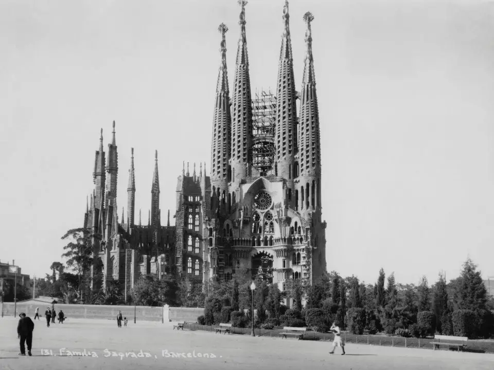 صورة لكنيسة العائلة المقدسة أثناء تشييدها عام 1940