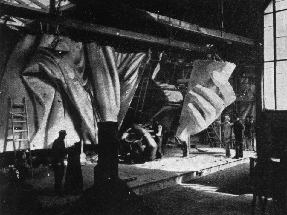 تبين الصورة عملية بناء اليد اليسرى لتمثال الحرية، وتم التقاطها في عام 1884