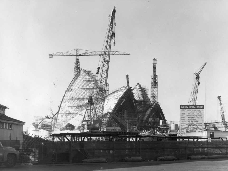 صورة لدار الاوبرا أثناء عملية البناء في عام 1963. كان من المفترض الانتهاء من بنائها بعد 4 سنوات لكنها استغرقت 14 عاماً.