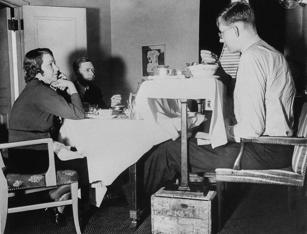 صورة لـ(روبرت وادلو) وهو يتناول الطعام برفقة عائلته على مائدة مرتفعة، صُنعت خصيصاً له