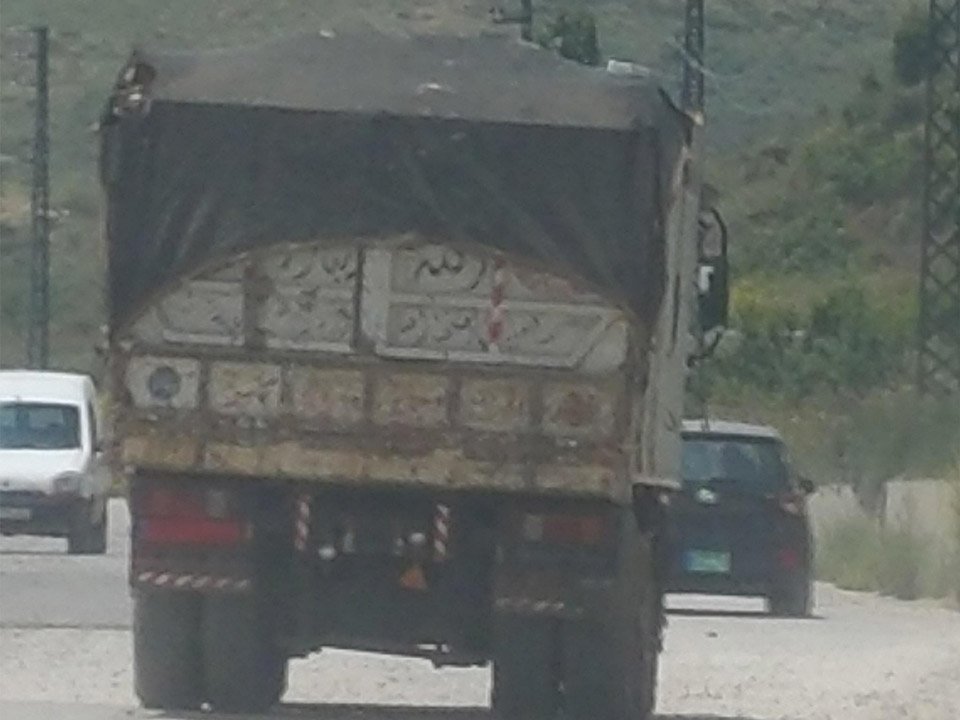 لحظة ملاحقة الشاحنة المحملة بالرمال على طريق بيروت الساحلي.