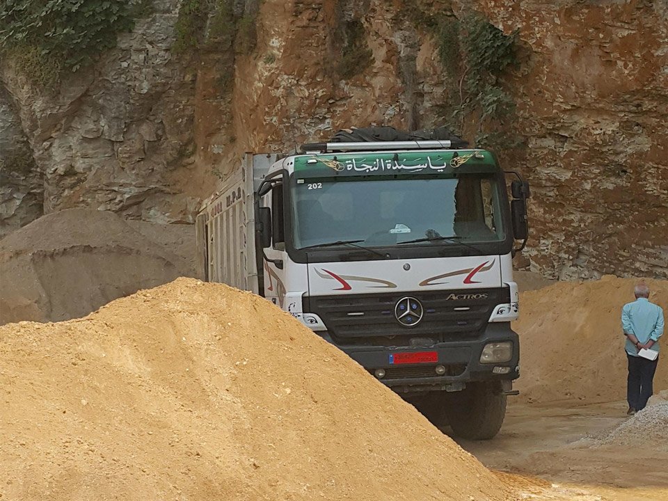 صحفي من الإندبندنت (روبيرت فيسك) شاهد الشاحنات تُفرغ حمولتها في شركة خاصة على الساحل اللبناني.