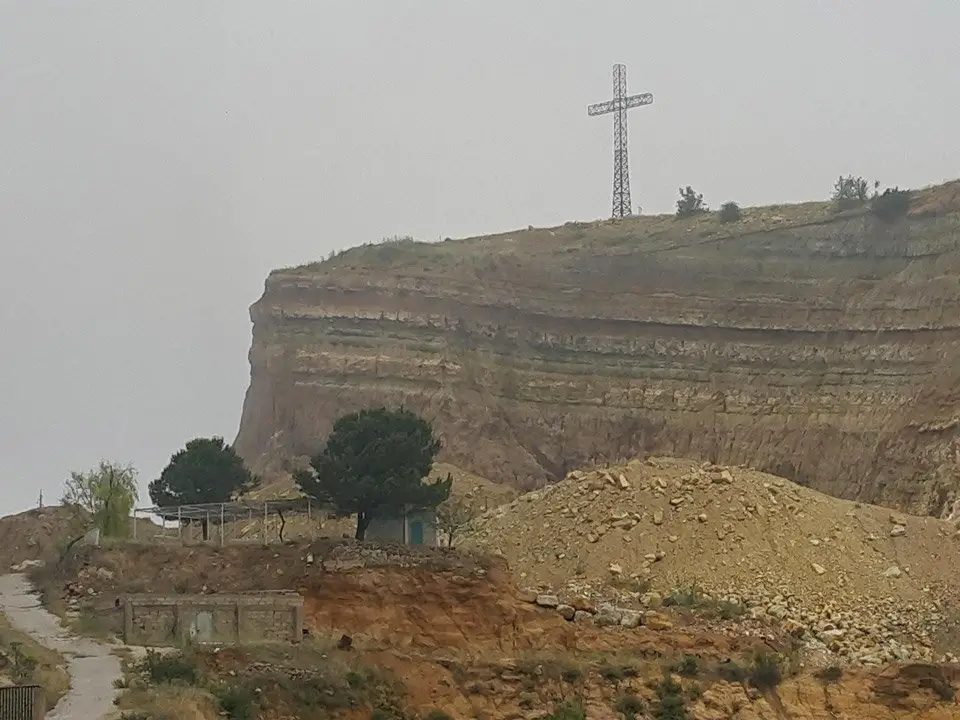 صليب يقع فوق هضبة جبل تم تدمير أكثر من نصفه في (ميروبا).