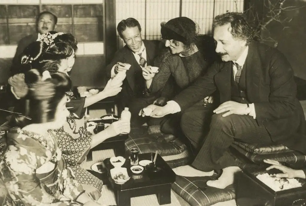 (ألبرت آينشتاين) وزوجته (إلسا) في حفلة لتناول مشروب (الساكي) الياباني برفقة مضيفات الـ(غايشا)