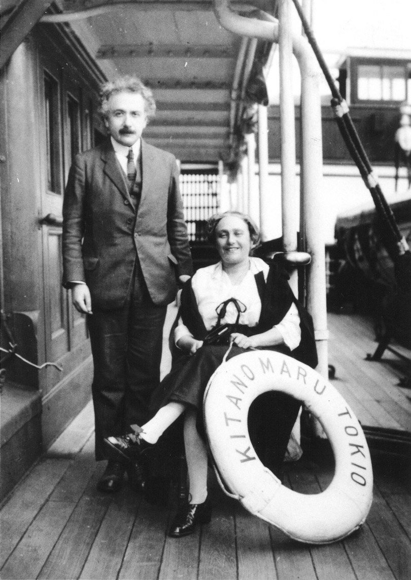 (ألبرت آينشتاين) وزوجته (إلسا) على متن سفينة الـ(إس إس كيتانو مارو) في طريقهما إلى اليابان في أكتوبر سنة 1922.