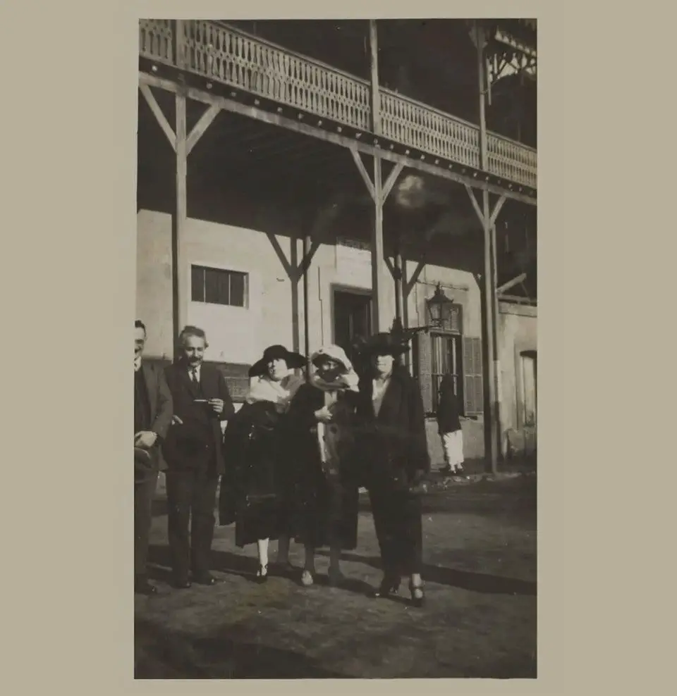 آل آينشتاين في بور سعيد بمصر برفقة كل من (ماكس موتشلي) و(سيليا موتشلي توركيل) في فبراير سنة 1923