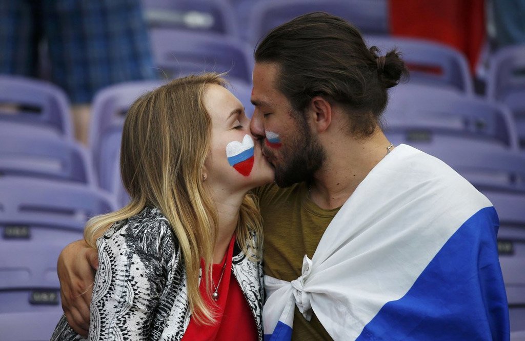 زوجان روسيان يقبلان بعضهما قبل المباراة التي جمعت روسيا وويلز في يورو 2016