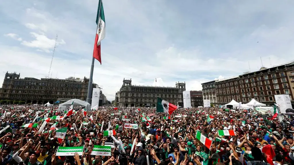 تجمعت حشود غفيرة في الساحة الرئيسية في مدينة (ميكسيكو) من أجل تشجيع منتخب بلادها.