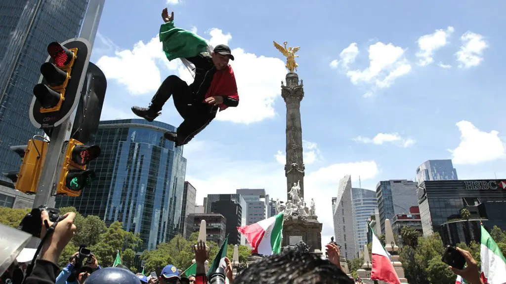 واحد من المواقع الأساسية التي تجمعت فيها الحشود من مشجعي المنتخب المكسيكي في مدينة (ميكسيكو) هو محيط تمثال ”ملاك الاستقلال“