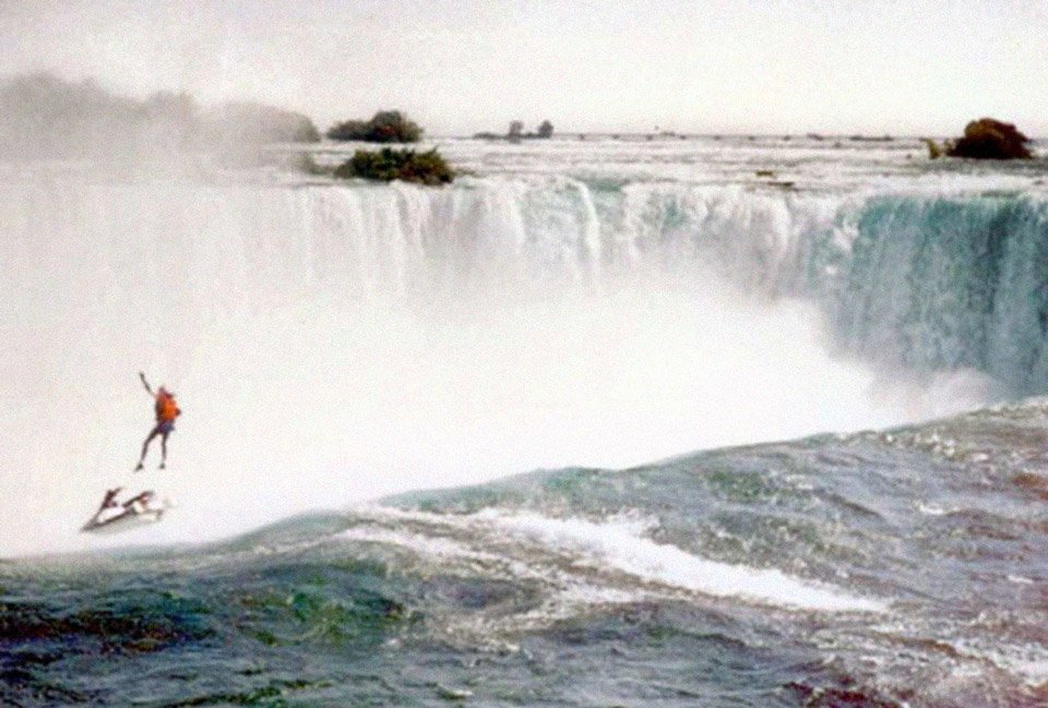 روبرت أوفركراكر يقود دراجة مائية فوق شلالات نياغرا