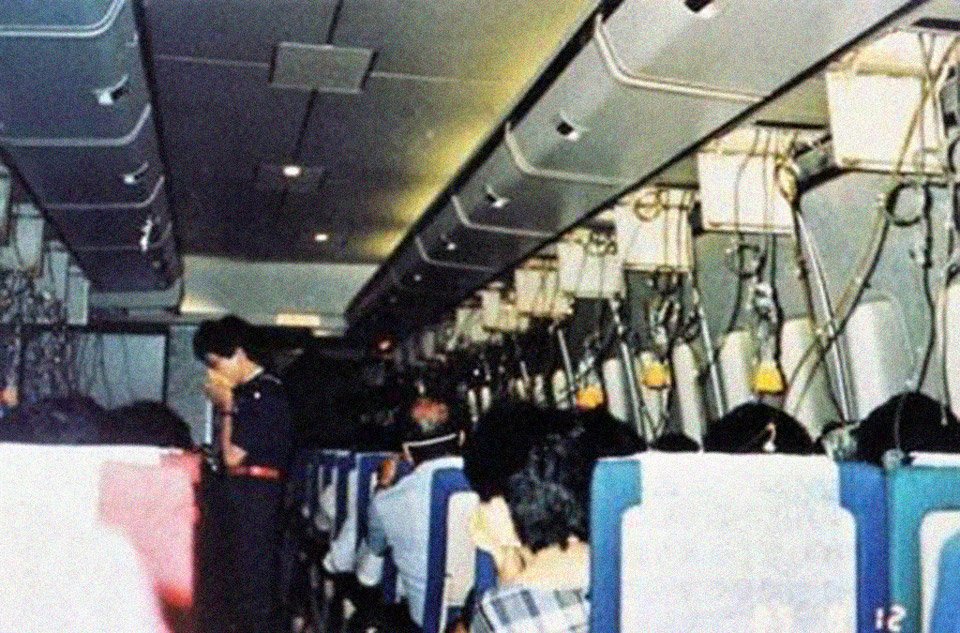 صورة من داخل الطائرة التابعة للخطوط الجوية اليابانية رقم 123 التي تحطمت