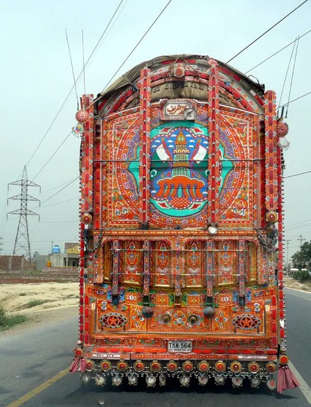 شاحنة باكستانية نموذجية تجوب الطرقات الوطنية بفخر!