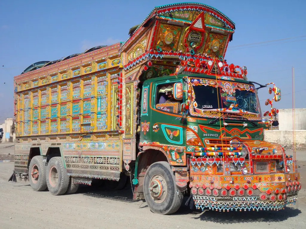 شاحنة باكستانية نموذجية