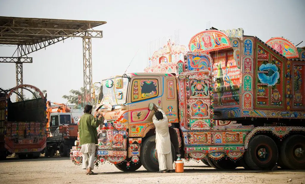 تقريبا يتم تزيين جميع الشاحنات والحافلات الباكستانية بأنماط وزخارف مبهرجة مفعمة بالألوان، إنه عبارة عن فن متحرك، كما أن السائقين غالبا ما يتباهون بشاحناتهم المزينة التي أنفقوا مبالغ طائلة في سبيل تحويلها إلى قطع فنية، غير أنها قد تكون مصدر إلهاء وتشتت انتباه السائقين الآخرين أحيانا.