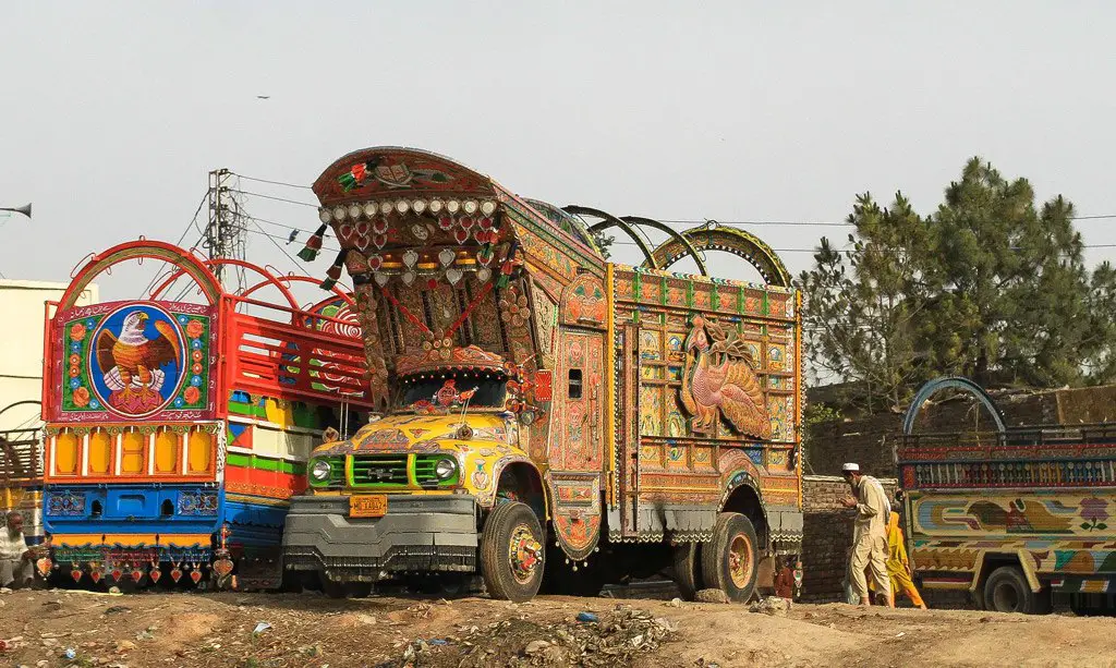 حظيرة شاحنات نموذجية باكستانية