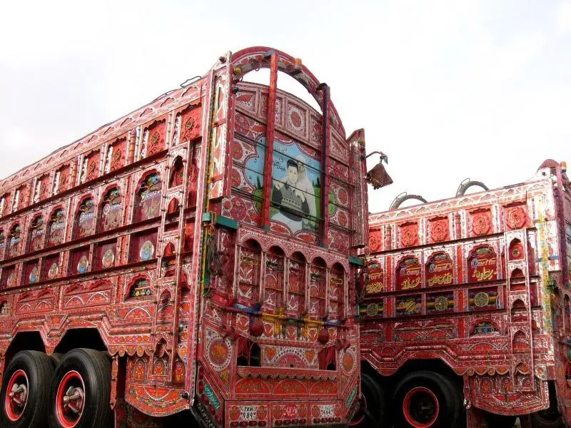 شاحنتان باكستانيتان مزينتان