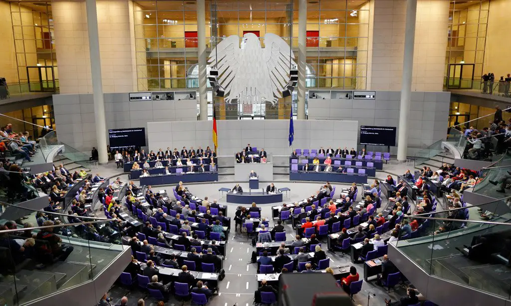 القاعة الرئيسية في البرلمان الألماني والمخصصة لاجتماعات أعضاء البرلمان. يظهر على طرفي الصورة منصات الزوار.