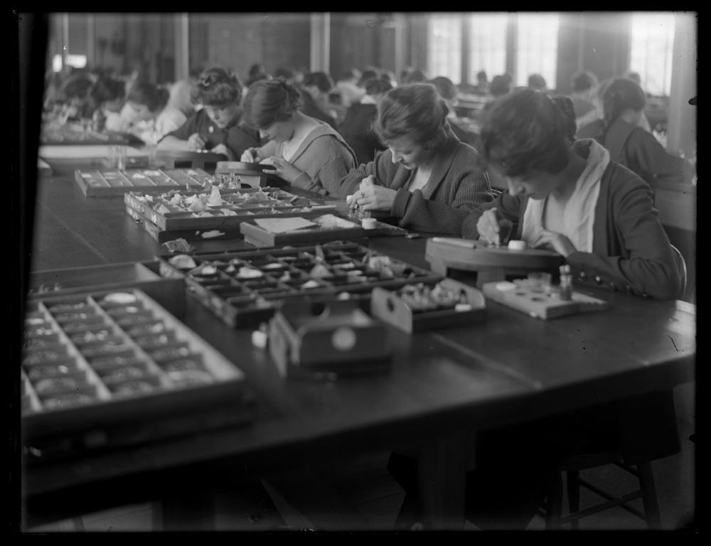 فتيات الراديوم وهنّ يعملن على طلي الساعات وعقاربها في شركة أميركية مختصة بصناعتها.