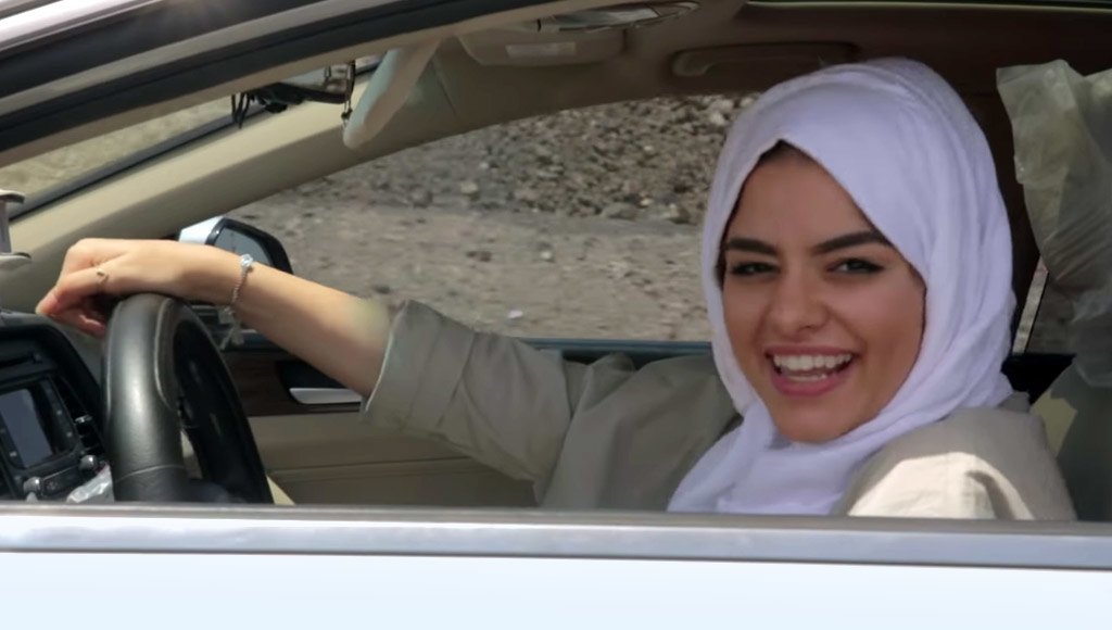 شابة سعودية تطلق فيديو ”راب“ لها وهي تقود