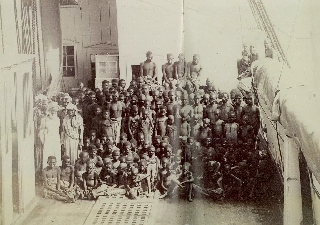 صورة قديمة لترحيل مواطنين سود من افريقيا الشرقية الى البصرة و الشرق من اجل بيعهم كعبيد.