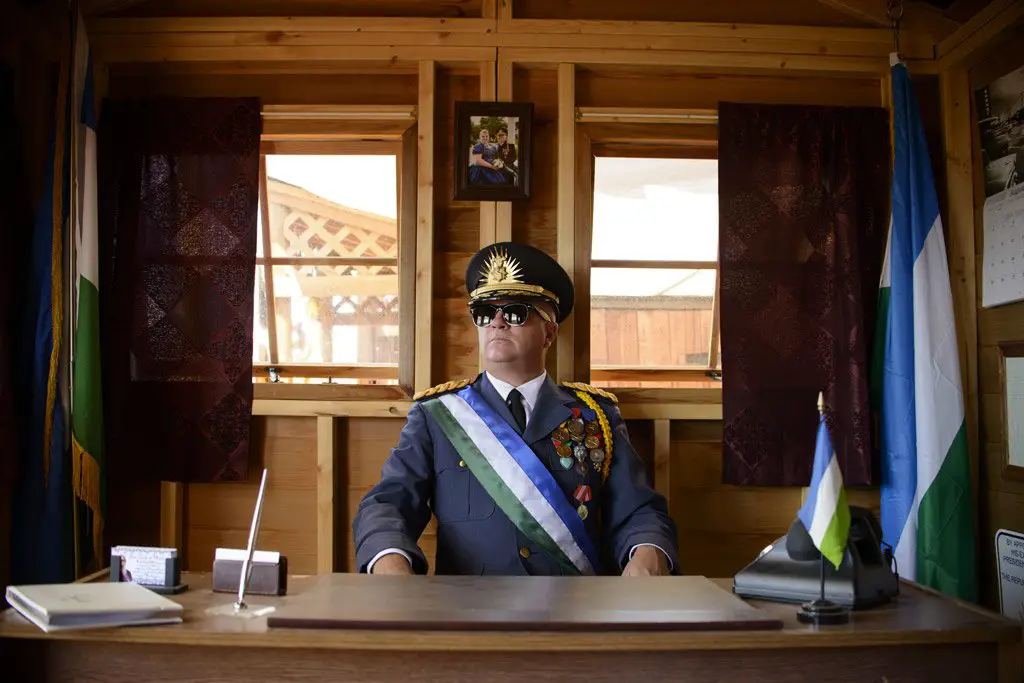 الرئيس Baugh من جمهورية مولوسيا في مكتبه الذي شيده بنفسه