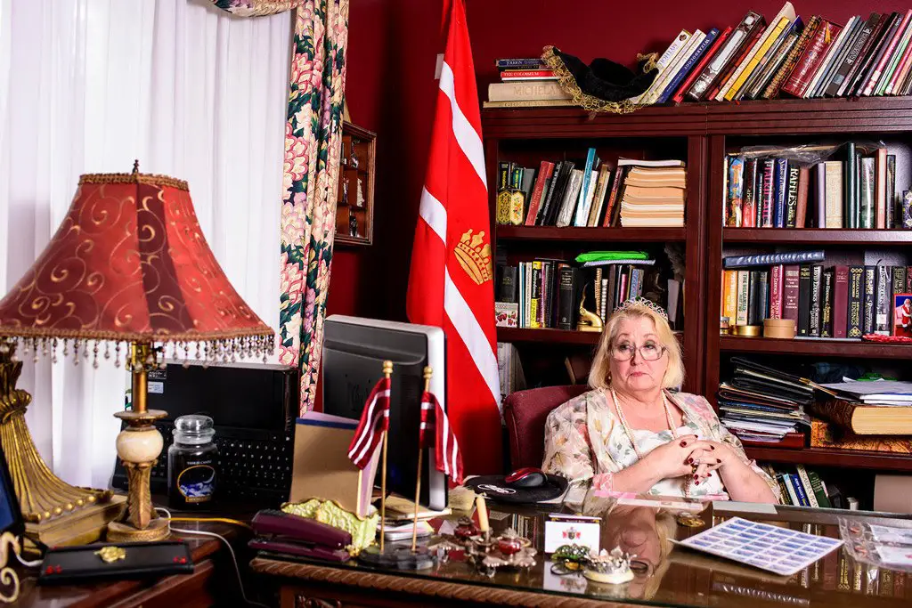 الملكة (أناستازيا) من Ruritania جالسة في مكتبها في السفارة (الروريتانية) في (ستون ماونتن)، في جورجيا في 23 يونيو 2017. بعد أكثر من 50 عاماً على إنشاءها لـ(روريتانيا) وضحت: ”إن كوني ملكة (روريتانيا) أمرٌ مفيد، فعندما تصبح الأمور صعبة لا يمكنك أن تختبئ في حفرة وتموت، فلدى الملكة مسؤولياتها.“