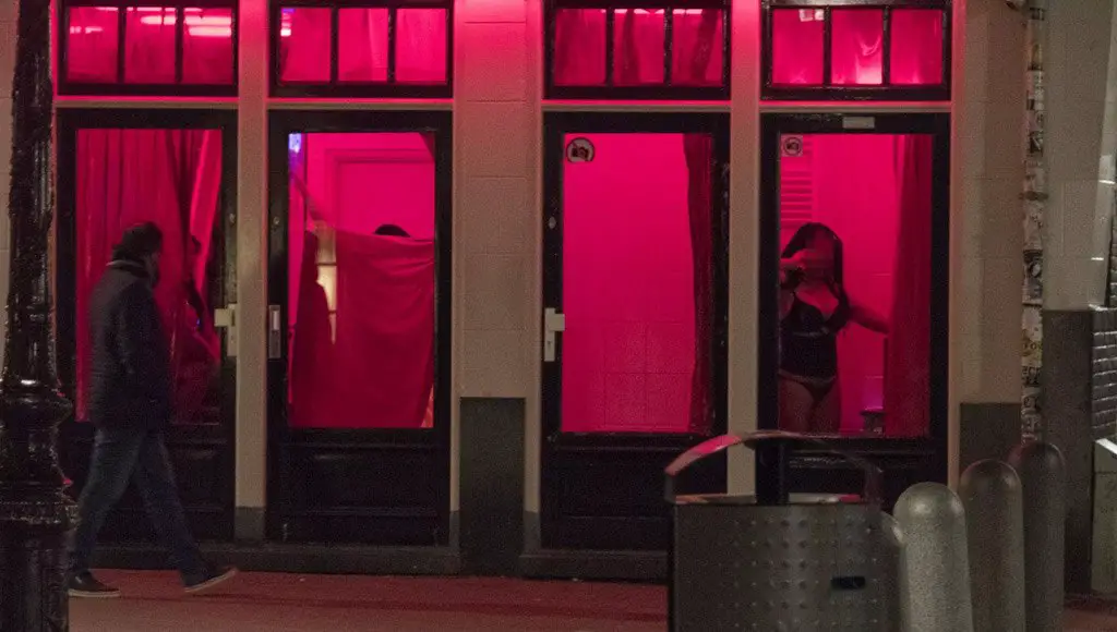 المنطقة الحمراء أو ما يعرف بـ”حي الدعارة“ في أمستردام