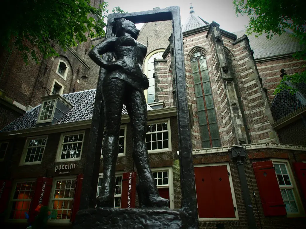 تم وضع هذا التمثال البروزني الوحيد في العالم تكريماً للعاملات في مجال الجنس في جميع أنحاء العالم عام 2007 بالقرب من الكنيسة القديمة في المنطقة الحمراء أو ”حي الدعارة“ في أمستردام.