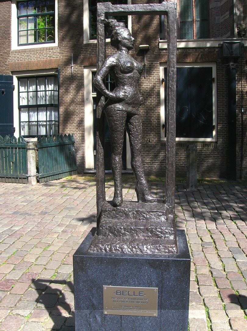 تمثال Belle يقف منتصبا في ”حي الدعارة“ في أمستردام تكريما للعاملات في هذه الحرفة.