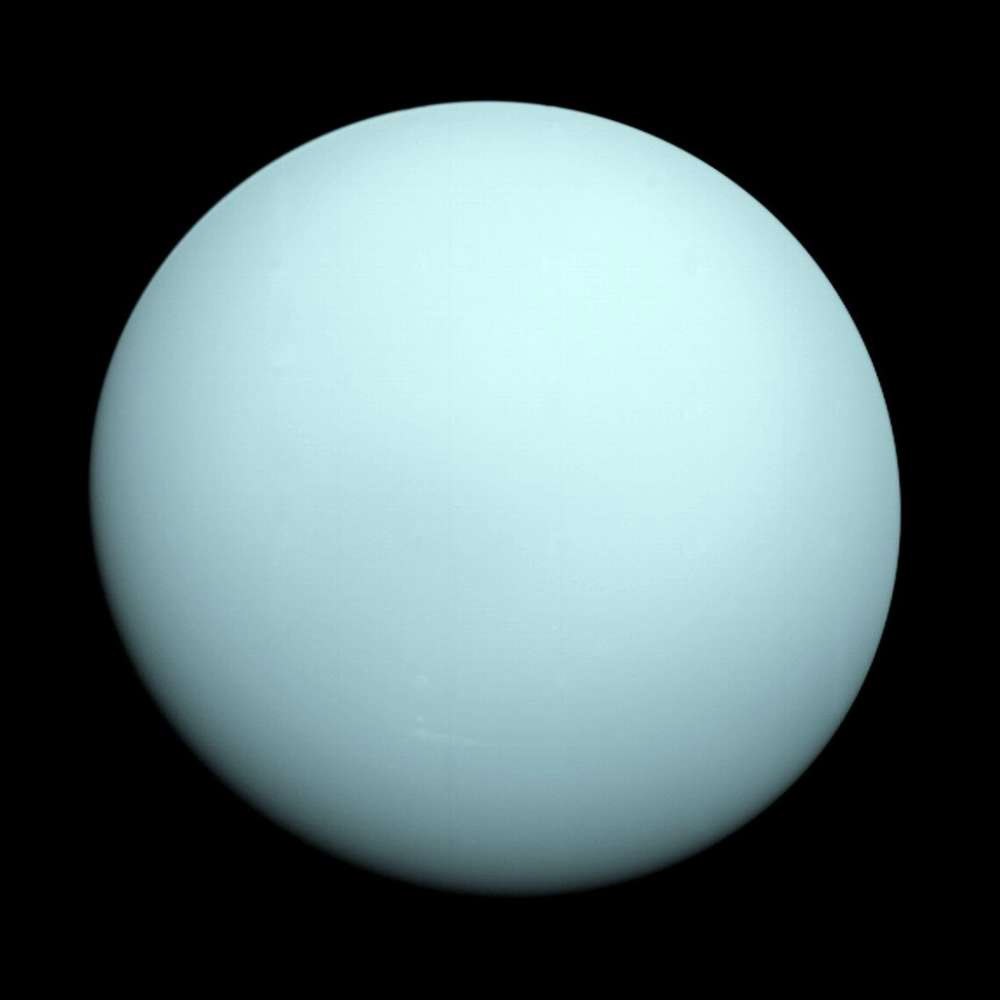 كوكب أورانوس ذو لون سماوي فاتح بسبب غيوم غاز الميثان التي تملأ غلافه الجوي
