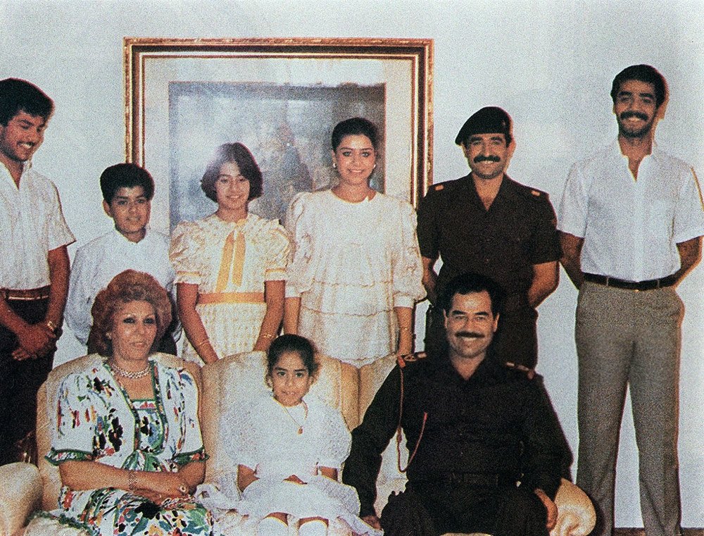 ساجدة طلفاح وصدام حسين محاطان بأفراد العائلة