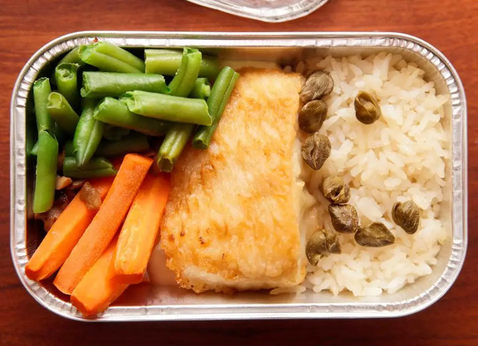 وجبة طعام على الطائرة