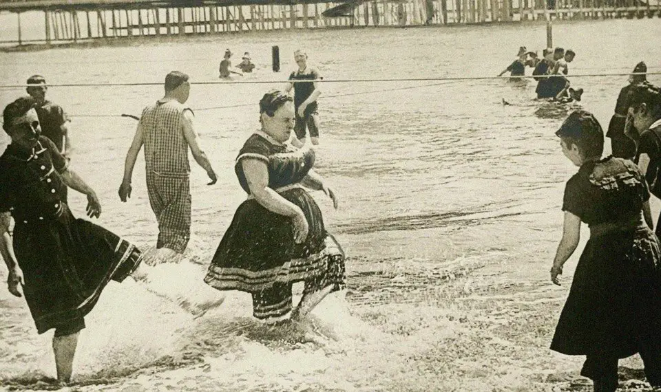 ملابس السباحة النسائية في القرن التاسع عشر