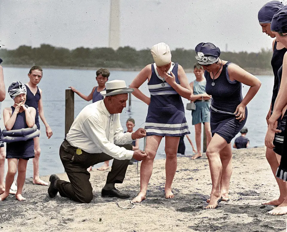 عندما تم التقاط هذه الصورة عام 1922 كانت النساء يتعرضن للتفتيش من طرف شرطة ملابس السباحة التي كانت تقيس طول تلك الملابس.