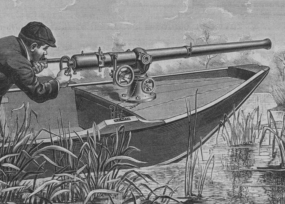 رسم لصياد في قارب (بونت)، وهو قارب مخصص لحمل هذا السلاح.
