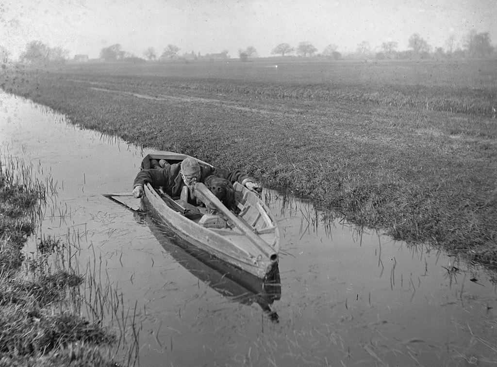 صورة لصياد يجلس في قاربه بجانب بندقية الـ(بونت).