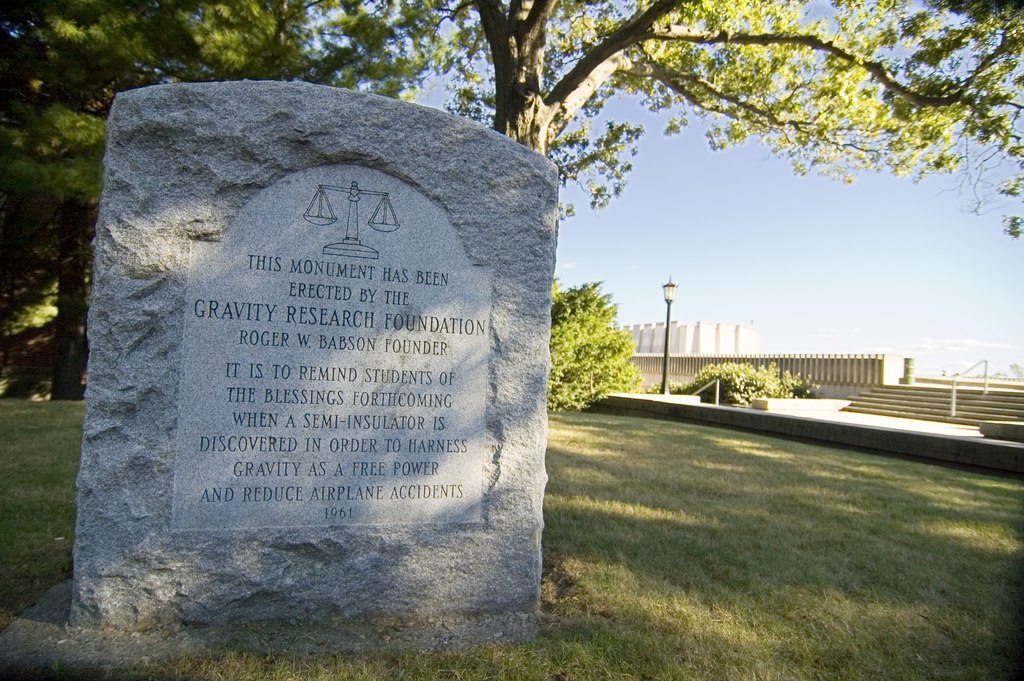 صرح حجري تذكاري ”ضد الجاذبية“ تم وهبه لجامعة (توفتس) الأمريكية من طرف مؤسسة أبحاث الجاذبية.