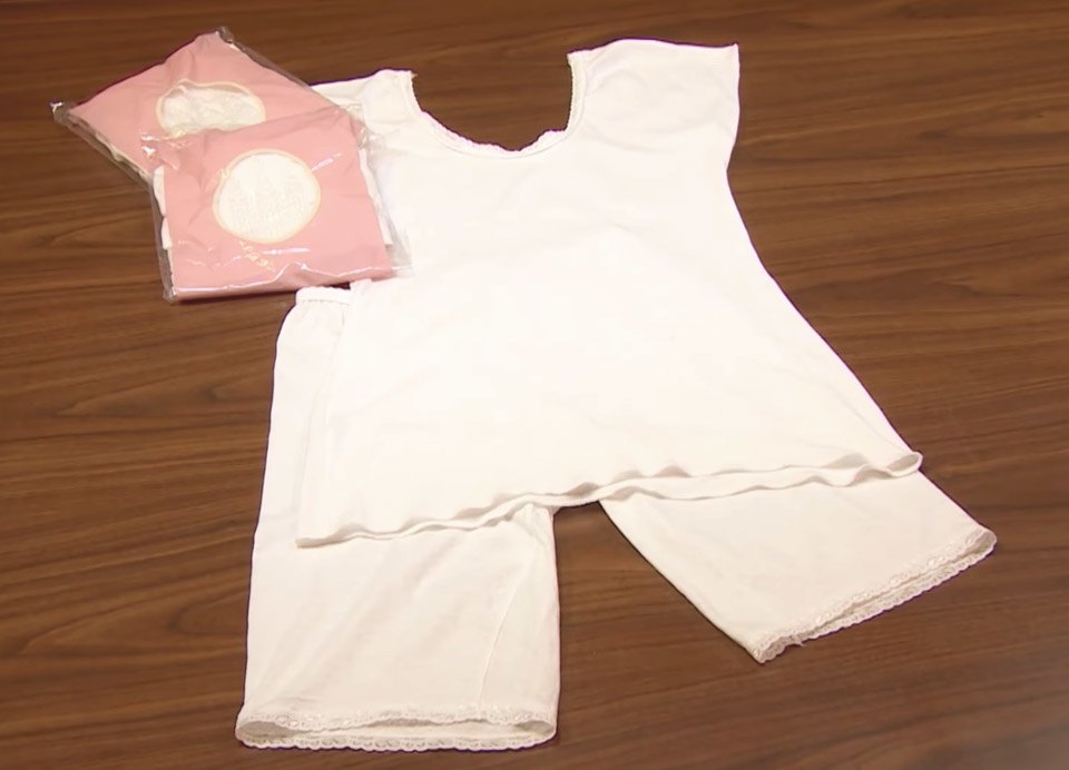 ملابس المورمون الداخلية النسائية مثلما تم عرضها في شريط الفيديو الذي أعدته الكنيسة المورمونية سنة 2014.