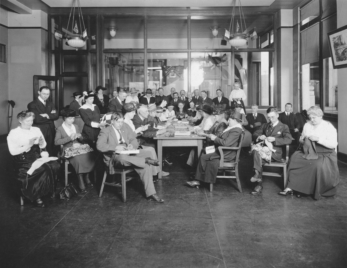 صف تعليم الحياكة في جمعية الصليب الأحمر الأمريكي خلال الحرب العالمية الأولى
