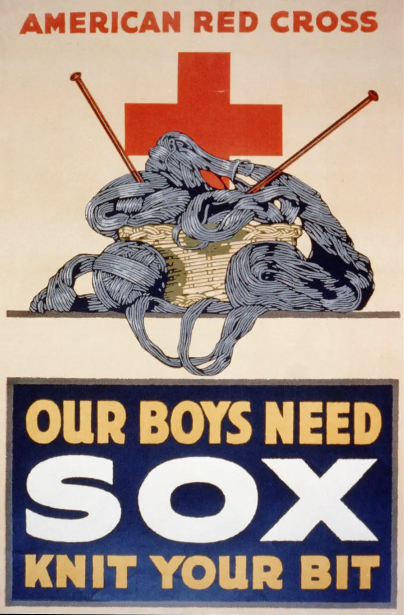 ملصق إعلاني خلال الحرب العالمية الأولى يروج للحياكة من أجل الجنود ويحث النساء على حياكة كل ما يستطعن من ثياب